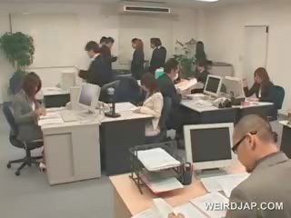Appealing asiatiskapojke kontors deity blir sexually teased vid arbete