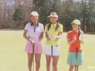 Bukuroshe aziatike adoleshent vajzat luaj një lojë i zhveshje golf
