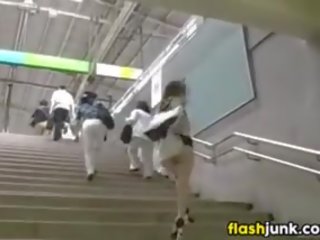 Japanska damsel naken i offentlig på en tunnelbana
