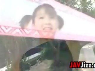 Japońskie nastolatka w za kąpiel garnitur na zewnątrz
