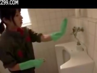 Mosaic: uroczy cleaner daje maniak robienie loda w lavatory 01