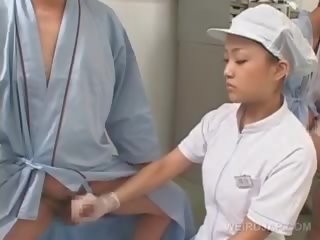 Desagradable asiática enfermera frotamiento su pacientes famélico miembro