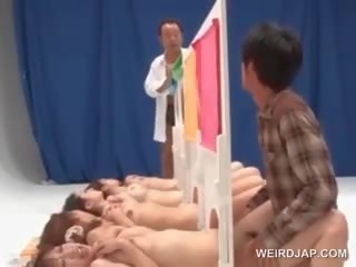 Aasia alasti tüdrukud saama vitukari naelutatud sisse a seks video võistlus