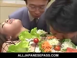 Japonais un v modèle tourné en un edible table pour oversexed youngsters